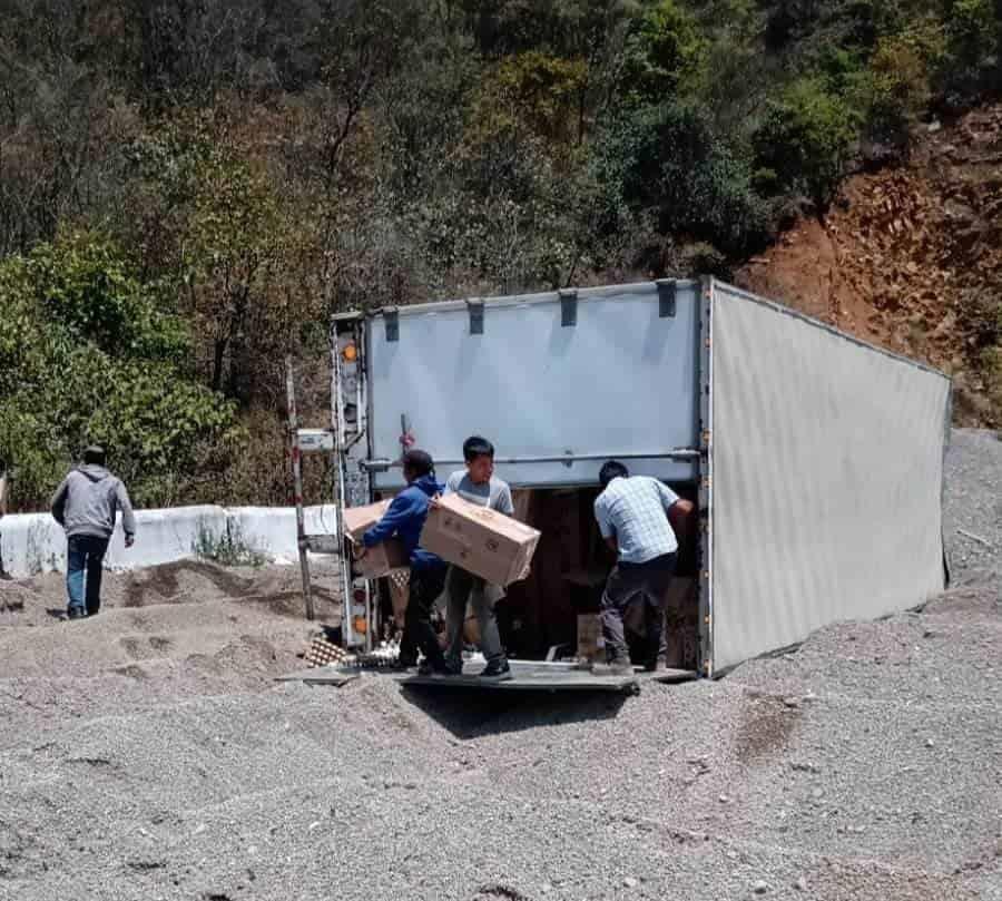 Vuelca camión cargado con huevos en la Puebla-Orizaba