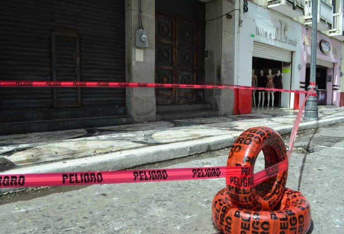 Por desprendimiento, PC acordona edificio en el centro de Veracruz