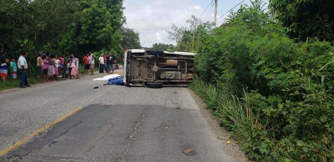 Volcadura deja una persona muerta y dos heridos en Cosamaloapan