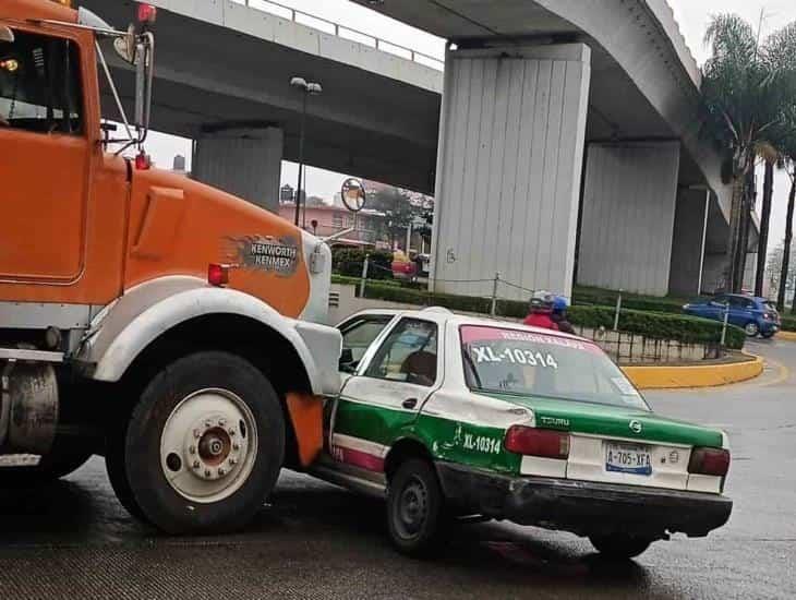 Volteo se impacta contra taxi en Xalapa