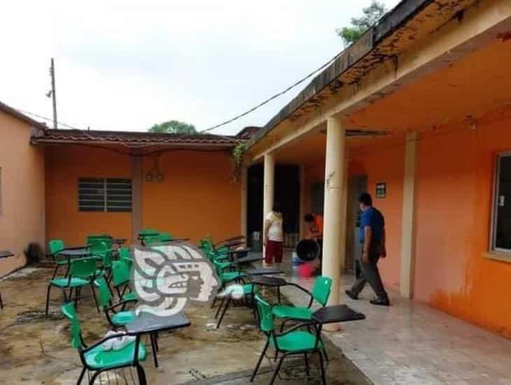 Ladrones desmantelan escuela secundaria de Villa Cuichapa