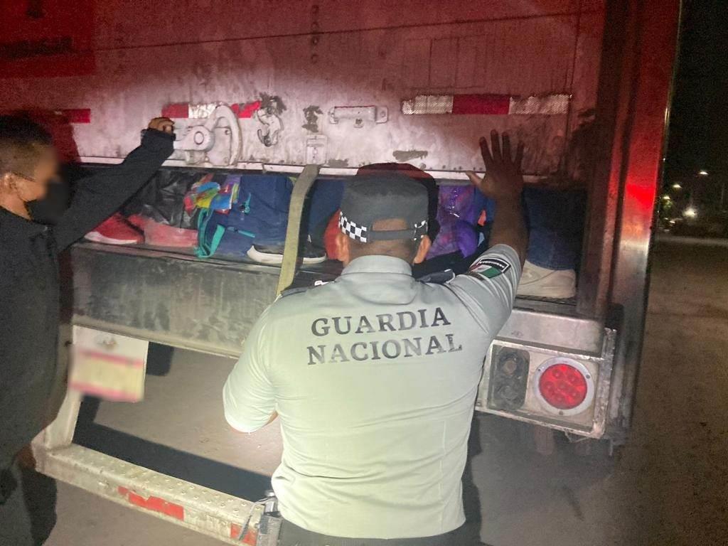 Resguardan a más de 100 migrantes hacinados en un camión en Nuevo León