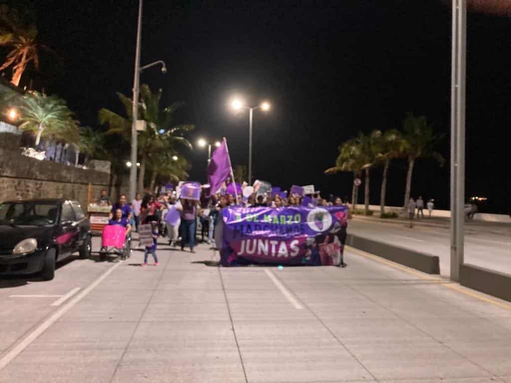 Mujeres y la Colectiva Brujas del Mar marchan en el 8M en Boca del Río(+Video)