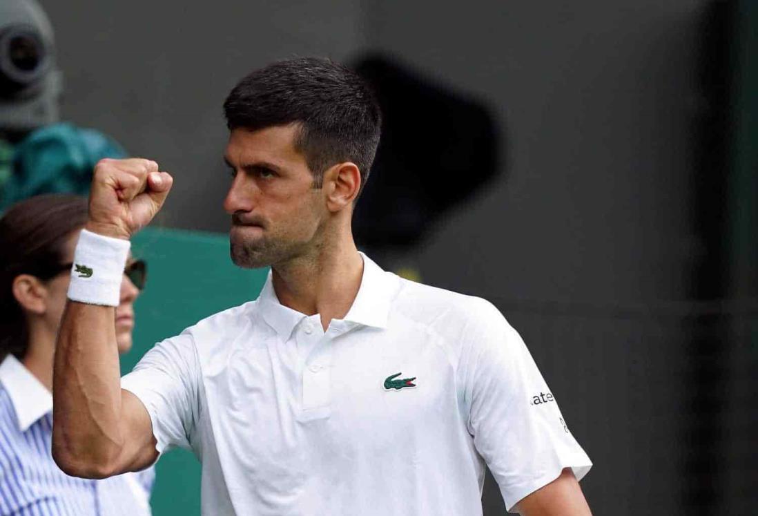 Avanza Novak Djokovic con todo y lluvia en Wimbledon