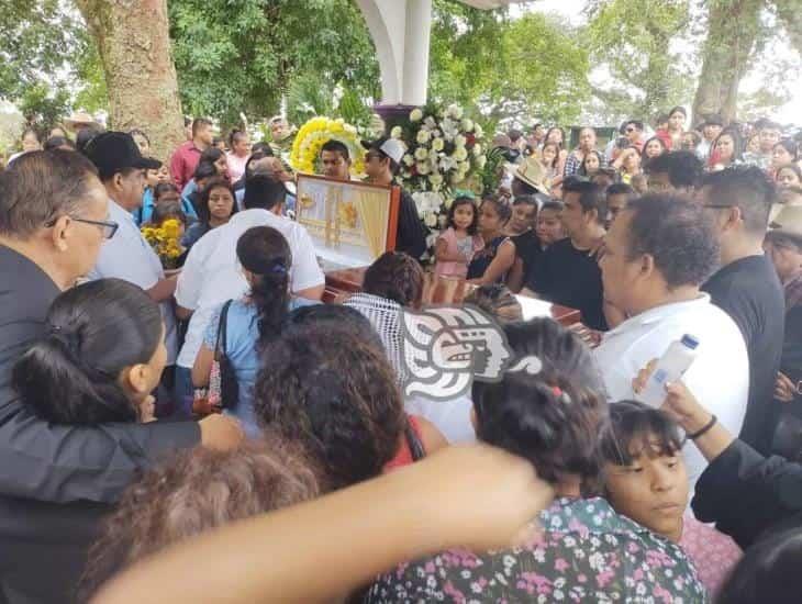 Familiares y pobladores dan el último adiós al ex síndico de Moloacán, Veracruz privado de la vida
