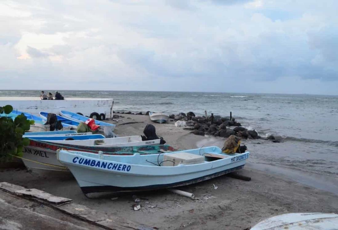 Pescadores de Veracruz reguardan sus lanchas ante mal tiempo por norte