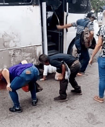 Abuelito atropellado por camión urbano en Veracruz continúa grave de salud