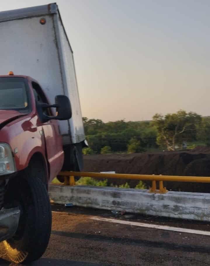 Camioneta casi se va al precipicio en carretera Veracruz-Xalapa