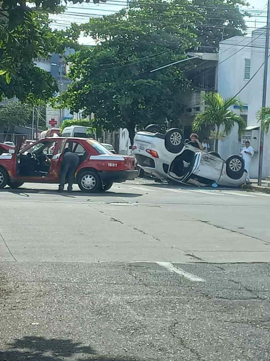 Choca contra taxi y vuelca en la colonia centro de Veracruz; hay 2 lesionados