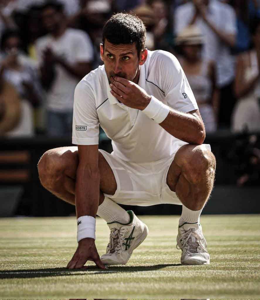 Avanza Novak Djokovic en debut en Wimbledon