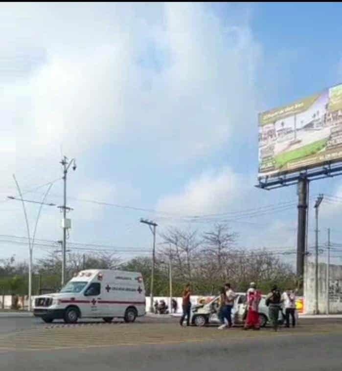 Camión choca a taxi en avenida Ejército Mexicano; pasajera herida