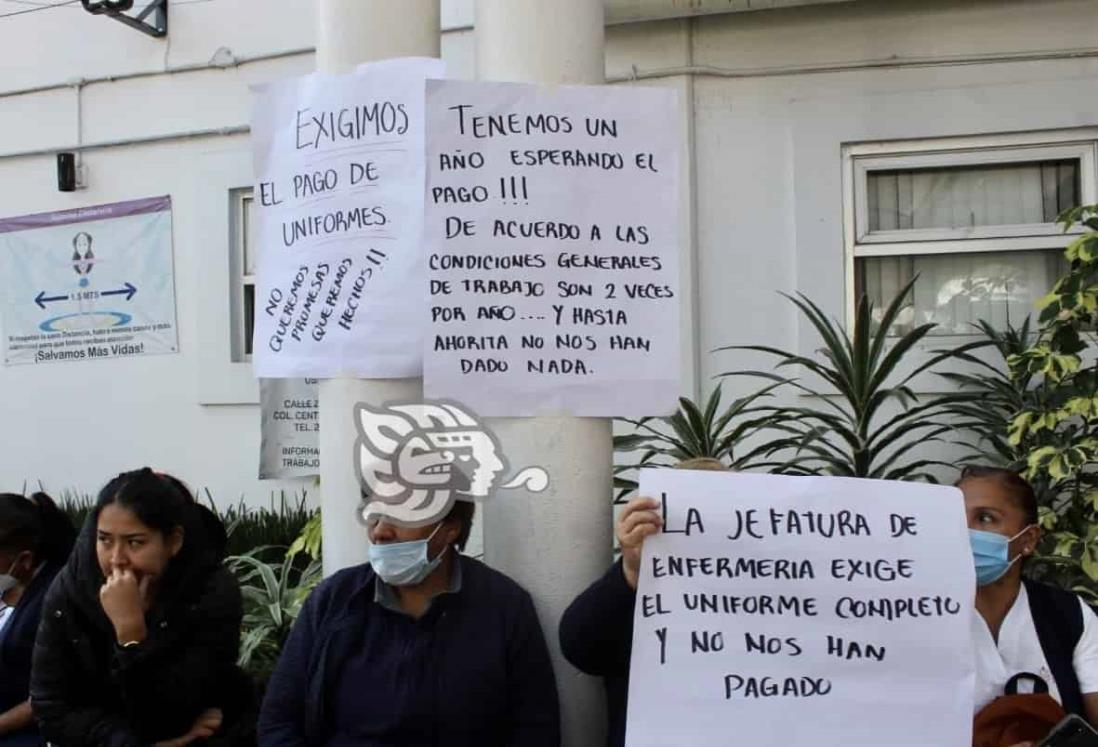 Se manifiesta personal del Hospital Regional de Xalapa por la falta de uniformes