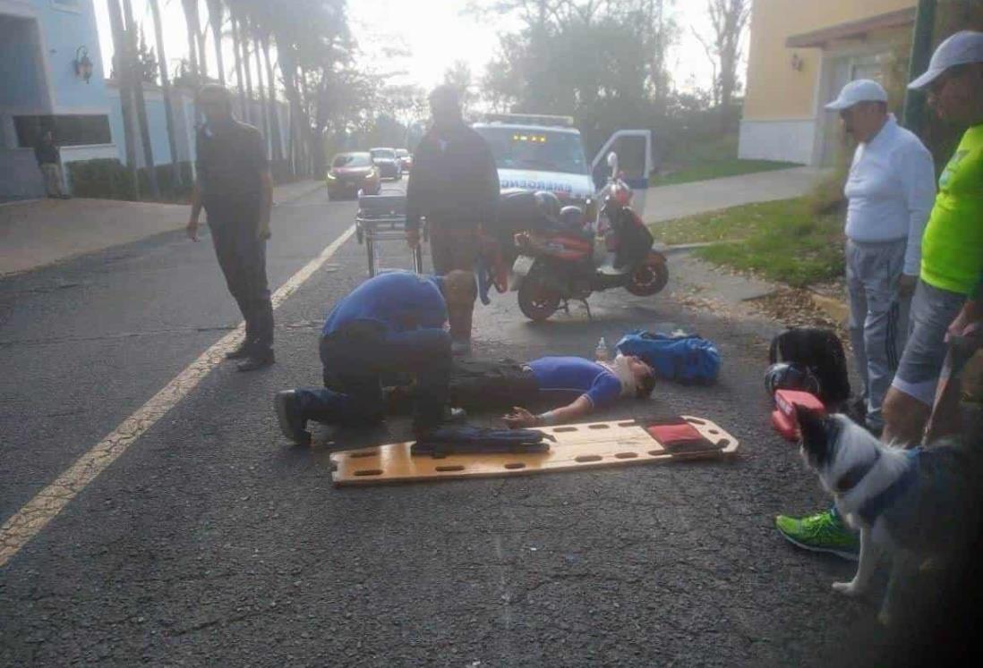 Motociclista derrapa al impactarse con un taxi en el bulevar de Xalapa