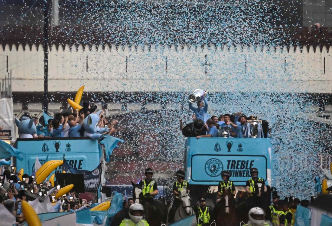 Realiza Manchester City desfile ante los ingleses