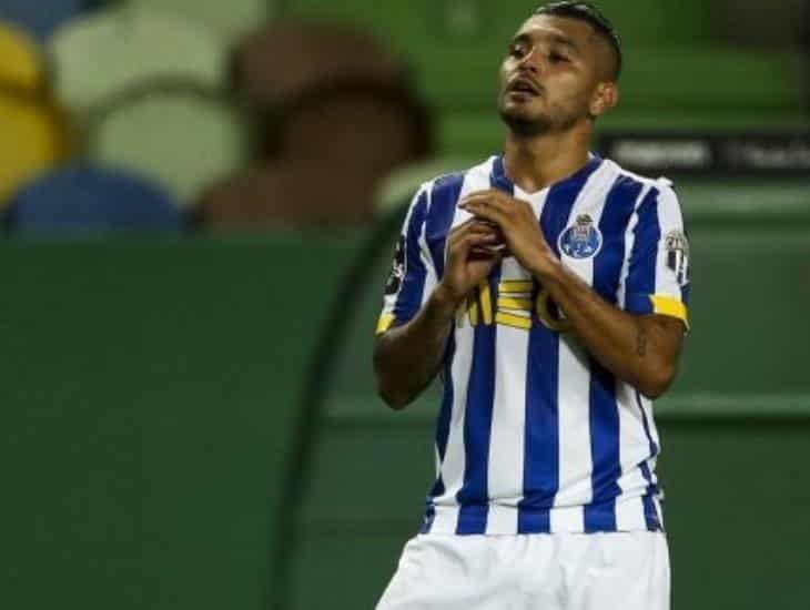 ‘Tecatito’ Corona abandonó juego del Porto tras choque de cabezas