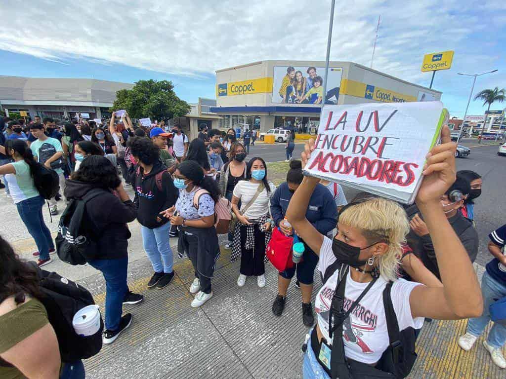 Estudiantes de UV en Veracruz se unen al llamado antiacoso de alumnas en Xalapa