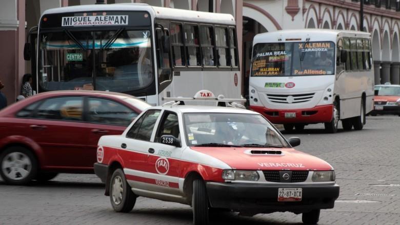 Inseguridad y apps de transporte afectan a taxistas