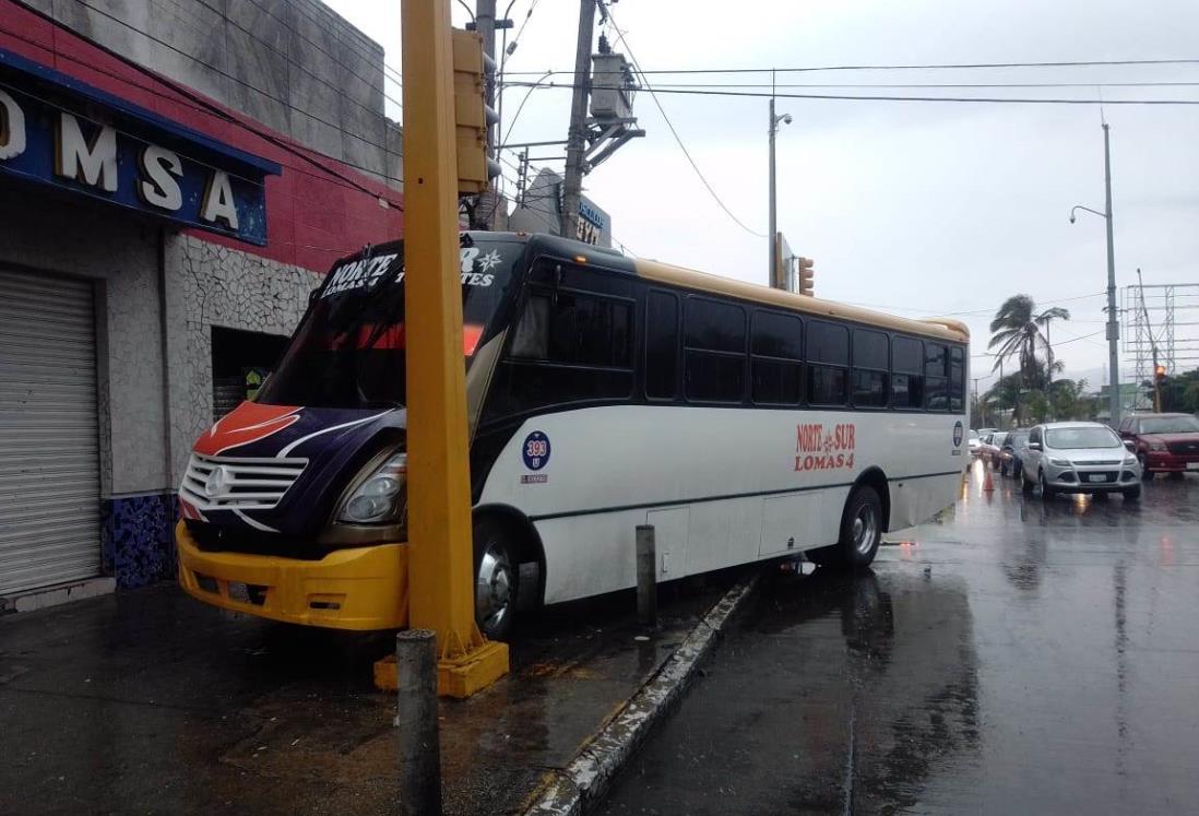 En calles de Veracruz urbano se estrella contra semáforo