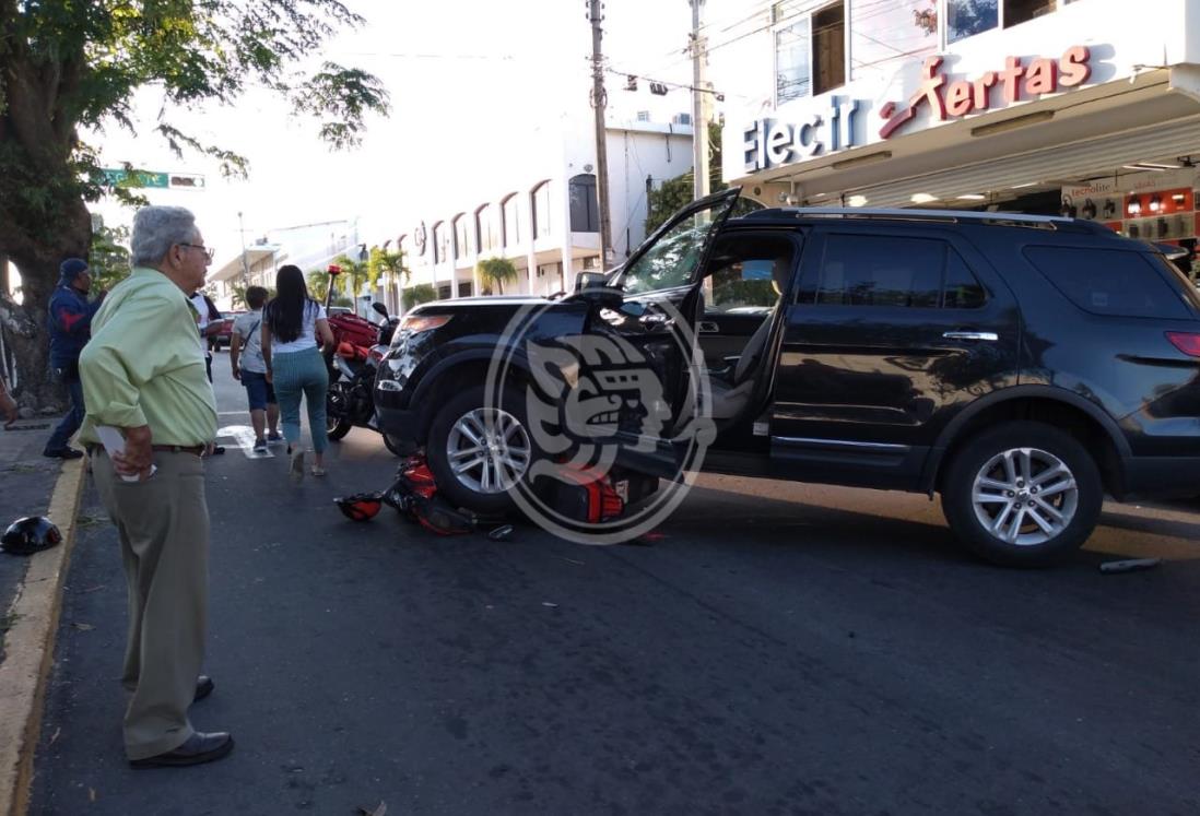 Camioneta impacta a motociclistas en fraccionamiento Reforma