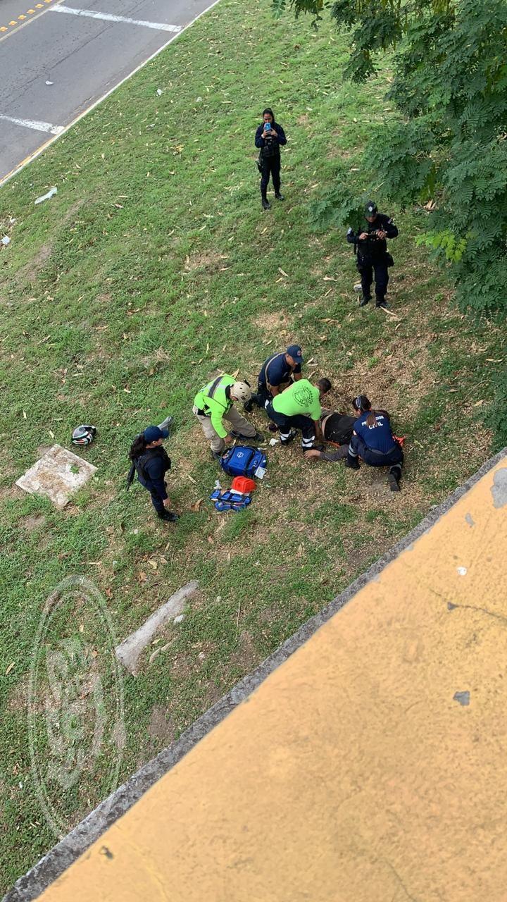 Motociclista cae de puente en Boca del Río