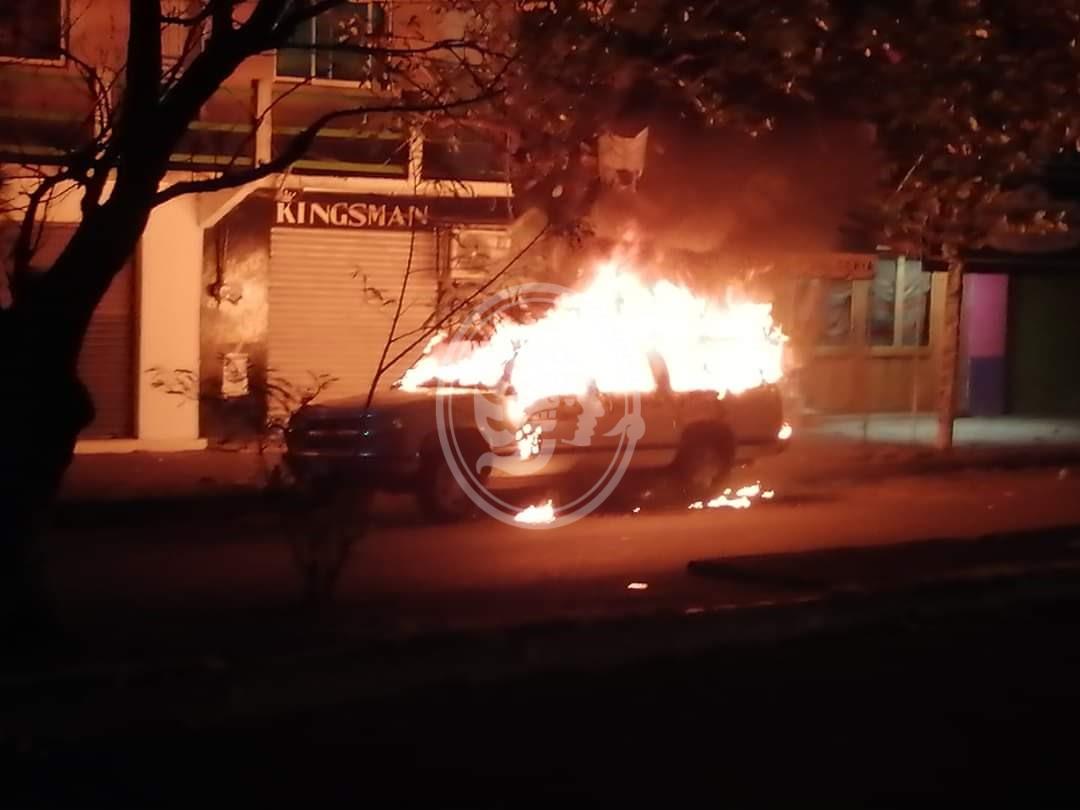 En calles de Veracruz, se incendia camioneta
