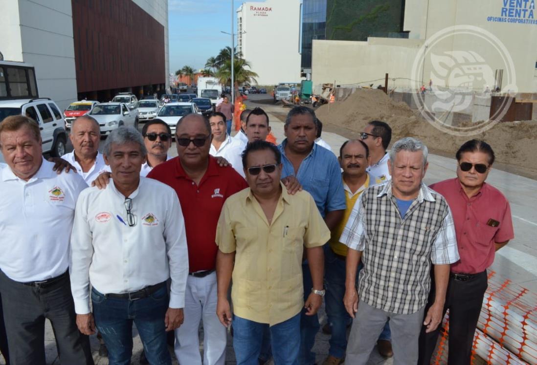Exigen taxistas se reabra avenida donde se realiza obra en Boca del Río