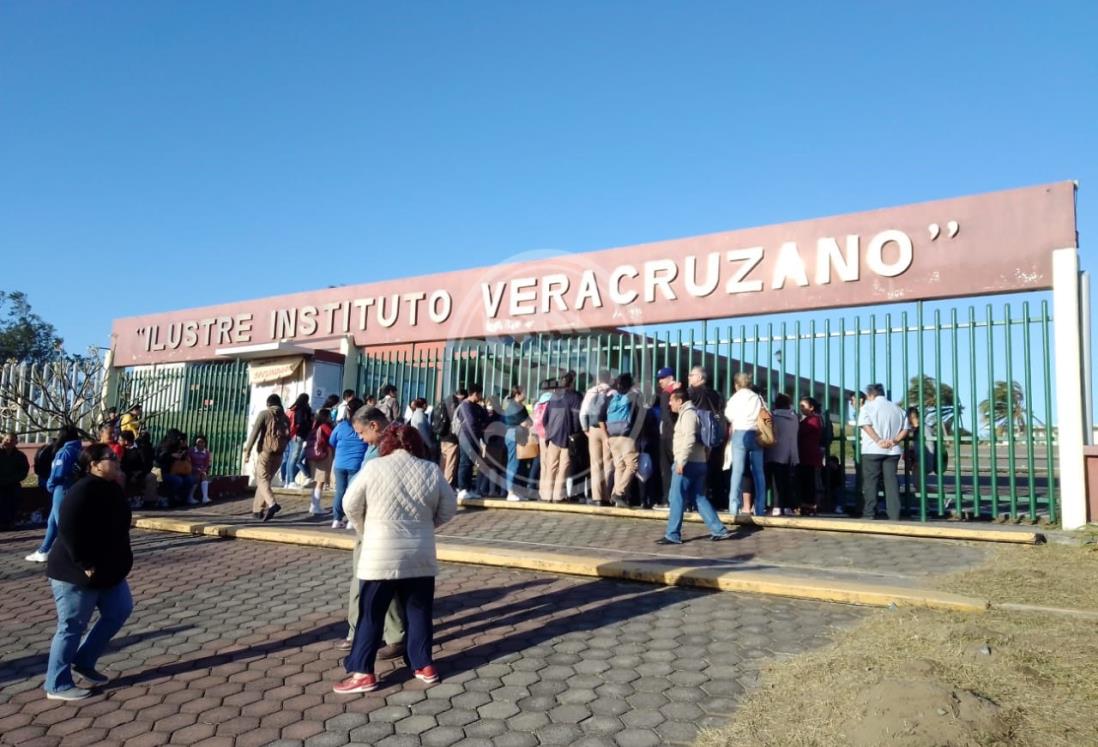 Alumnos toman Ilustre Veracruzano; exigen mejores condiciones