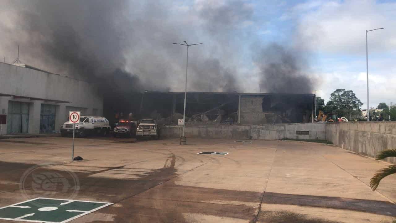 Por incendio, plaza comercial de Acayucan suspende servicios