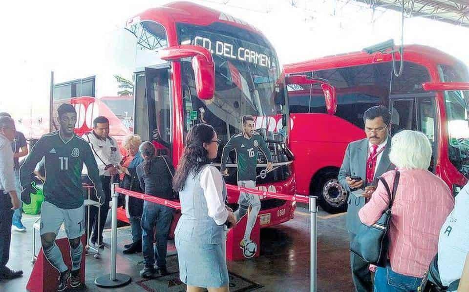 Con gel antibacterial, acata terminal de autobuses en Veracruz
