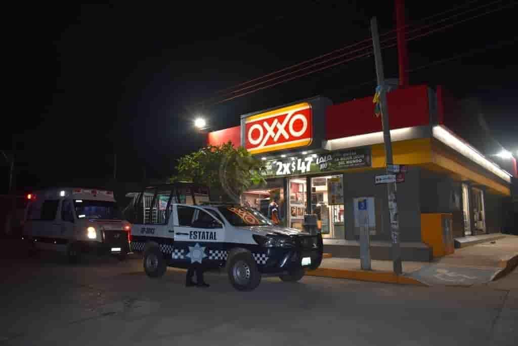 Pareja de delincuentes usan cubrebocas para atracar negocios en Acayucan
