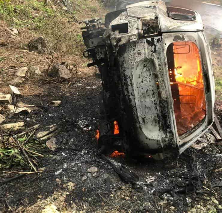 Se vuelca y se incendia automóvil en cumbres de Tuxpango