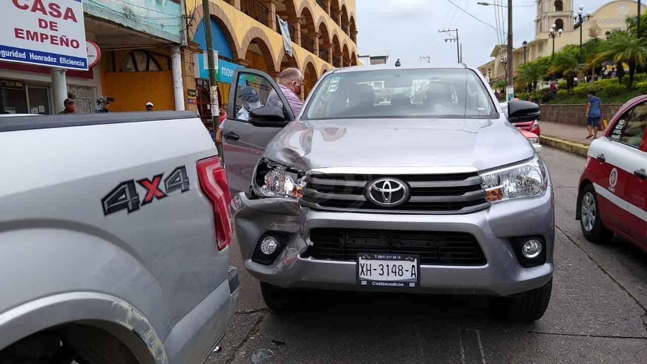 Chocan camioneta en pleno centro de Acayucan; un lesionado