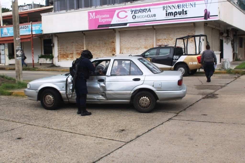 Patrulla del IPAX choca contra vehículo particular en Coatzacoalcos