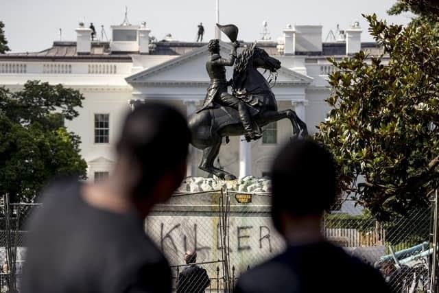 Manifestantes intentan derribar estatua frente a la Casa Blanca