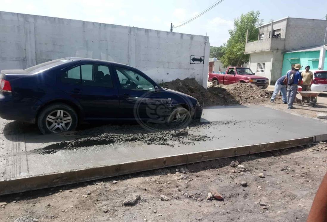 Veloz auto arruina obra de pavimentación en Las Choapas