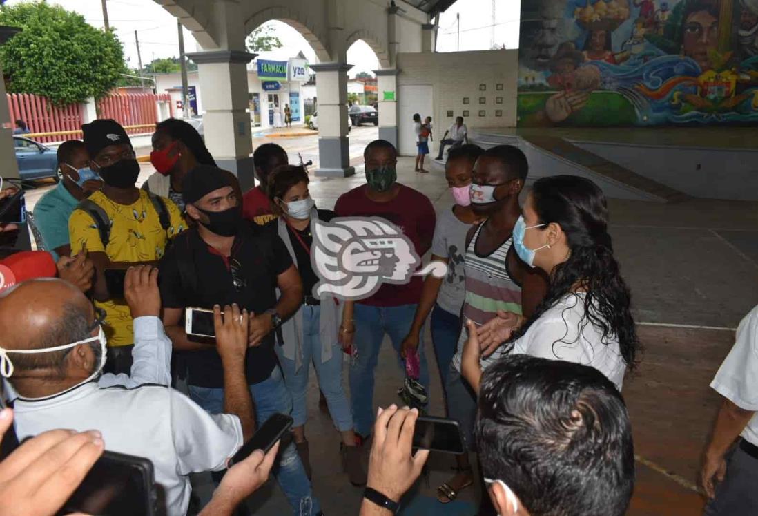 Protestan en Oluta migrantes desafiliados de Programa de Bienestar