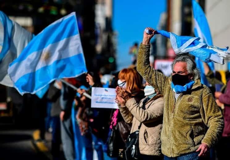 Con banderas y mascarillas, argentinos protestan contra el gobierno