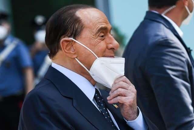 Berlusconi sale del hospital tras riesgosa batalla contra el Covid-19