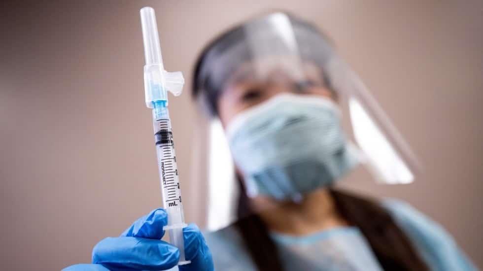 Expertos decidirán si se aplica vacuna a menores de 18 años, advierte López-Gatell