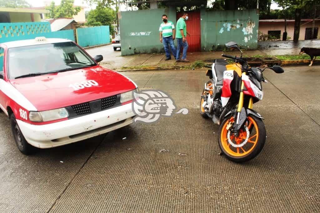 Taxista colisiona a un motociclista en Coatzacoalcos
