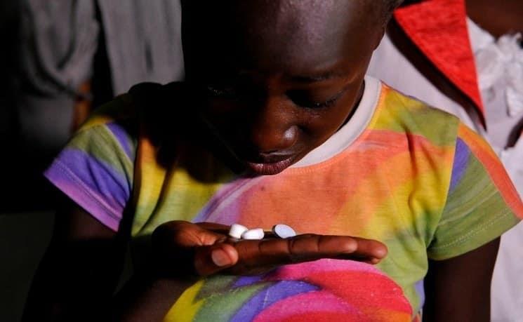 Más de 300 niños mueren de sida a diario en el mundo: Unicef