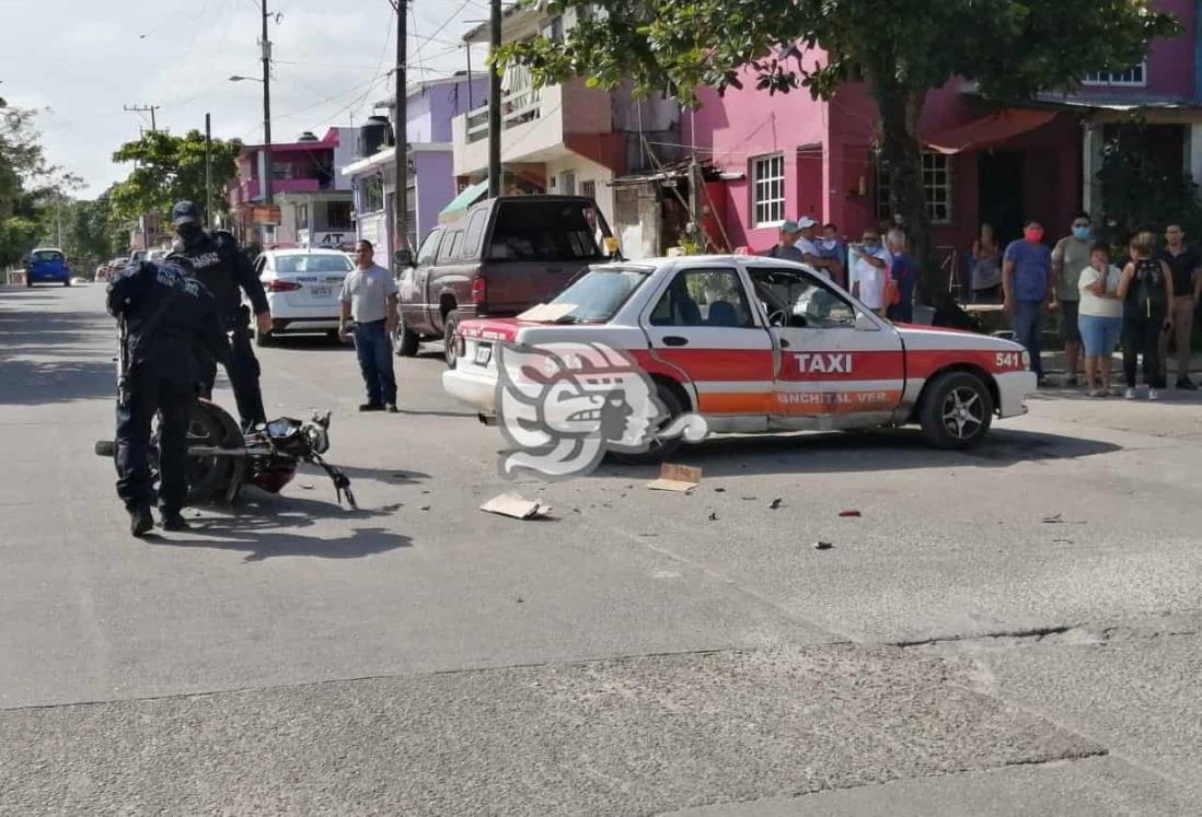Lesiones graves sufrió motociclista tras impactarse contra un taxi