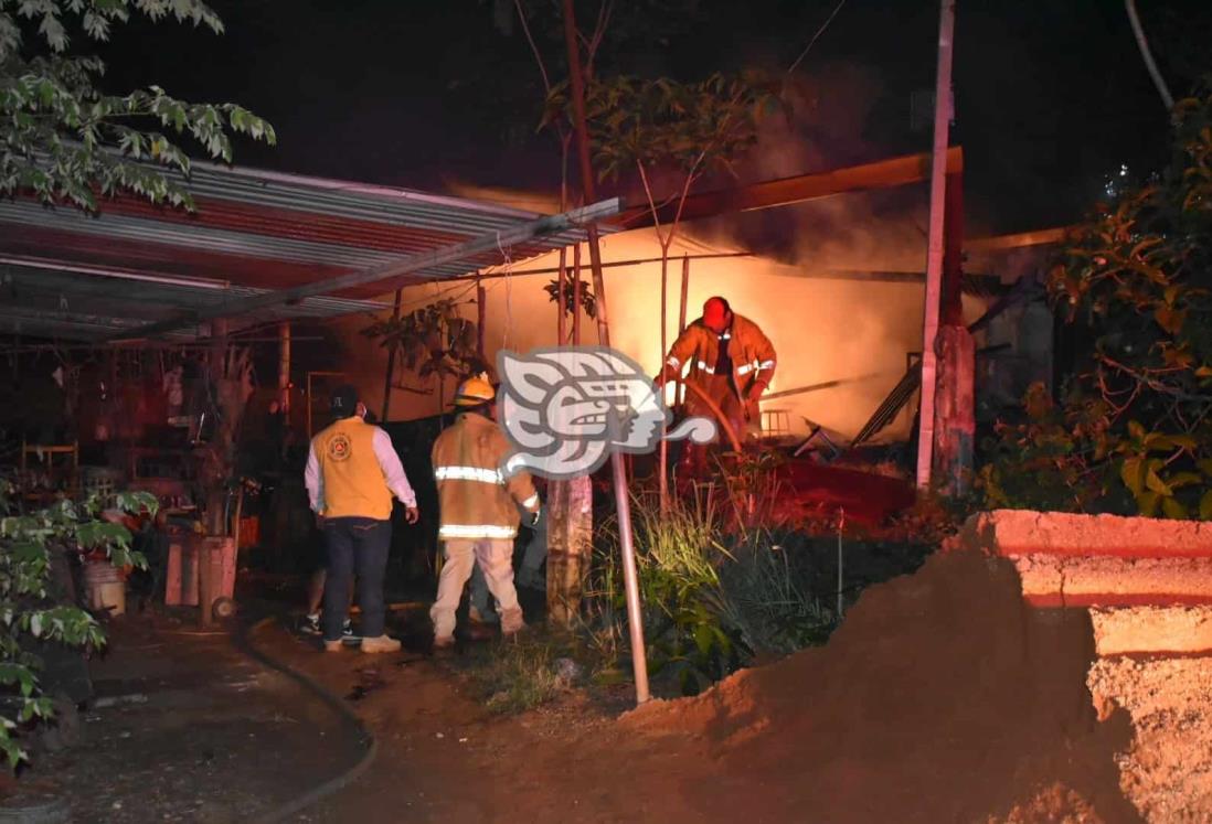 Incendio consume taller de herrería en Acayucan 