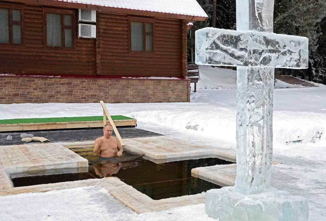 Putin se da chapuzón en agua helada para celebrar la Epifanía