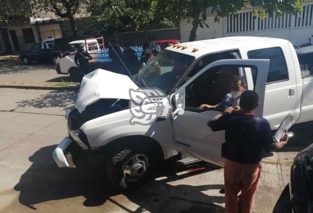Camioneta chocó contra portón de edificio en Coatzacoalcos