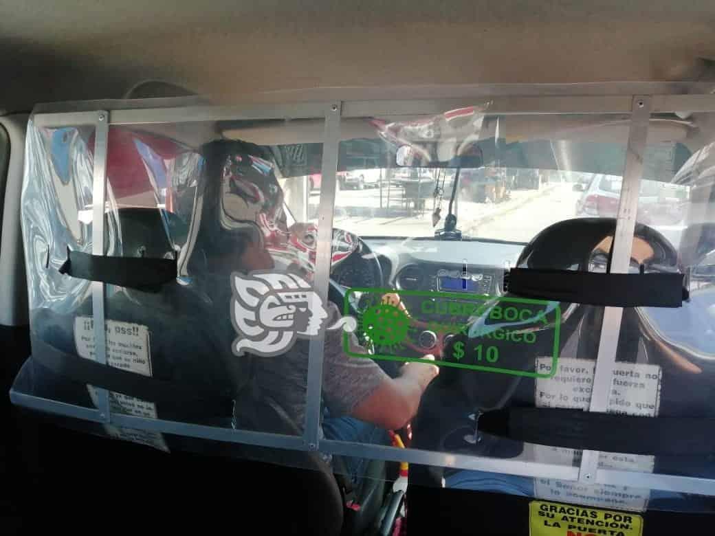 Taxista de Coatza ofrece servicio con medidas anti Covid