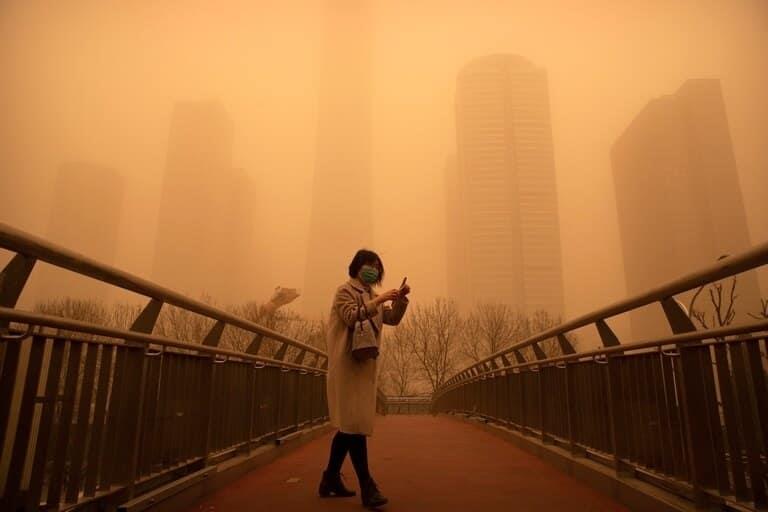 Cancela Pekín decenas de vuelos por la mayor tormenta de arena en 10 años