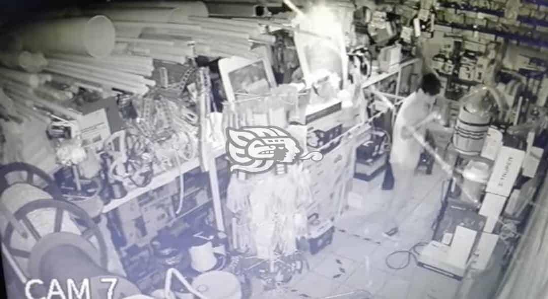 Alertan por robos en dos comercios de Nanchital 