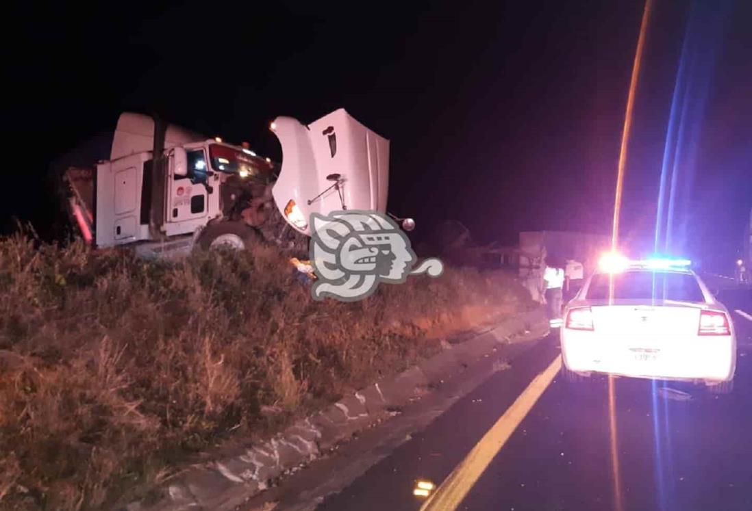 Operador de camión de la CTM sufre volcadura en tramo Isla-Acayucan