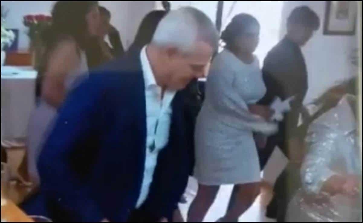 Aguirre, captado bailando en fiesta sin respetar protocolos; le abren investigación